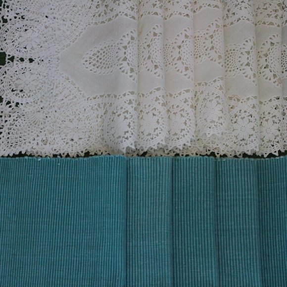 5-pc VINTAGE Fabric tablecloth napkin Turquoise and 7-pc plastic white - Picture 8 of 15